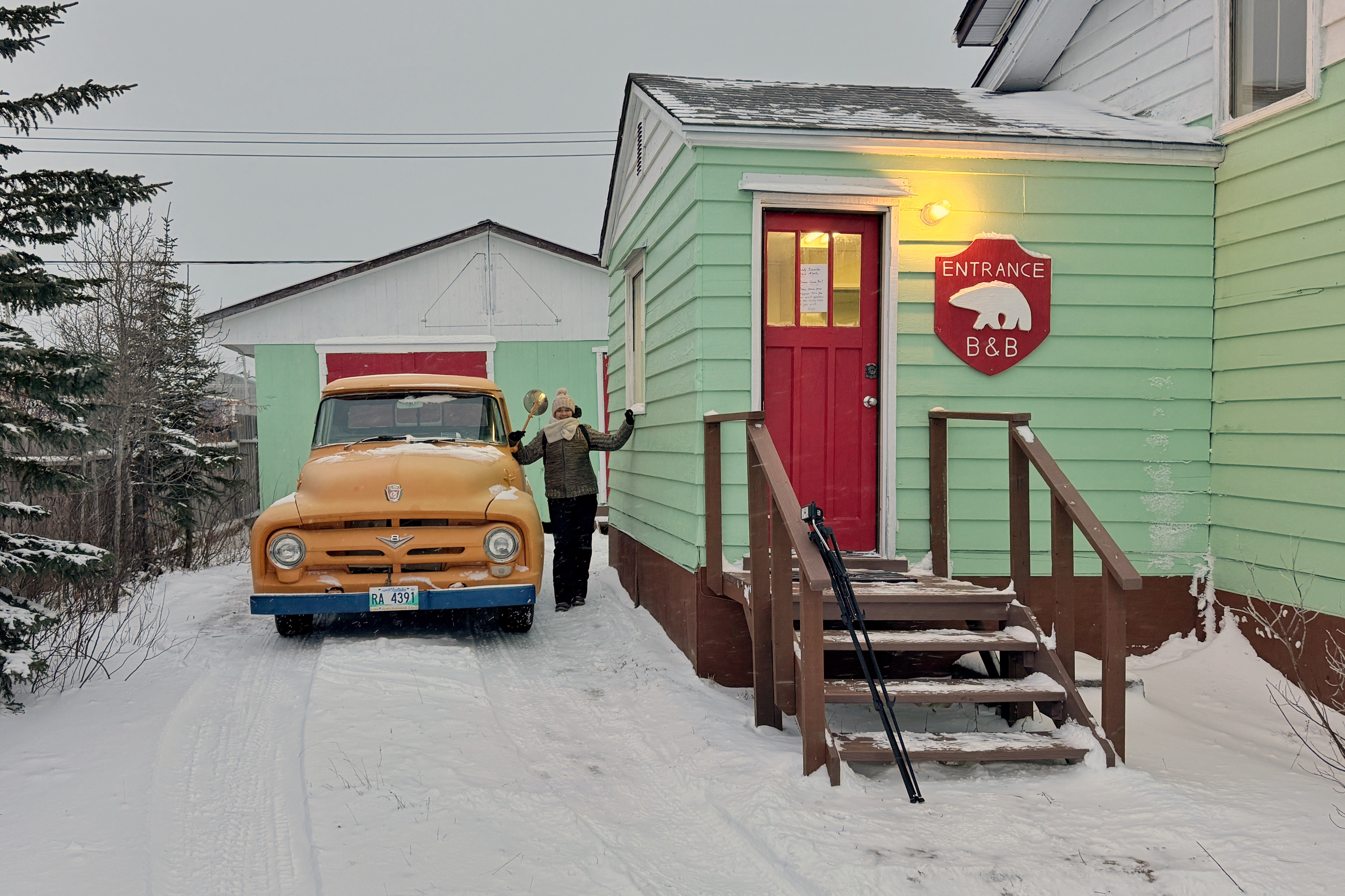 Maison colorée dans la neige à Churchill